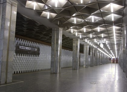 На станции метро «Завод имени Малышева» угрожали терактом. Поезда едут без остановок