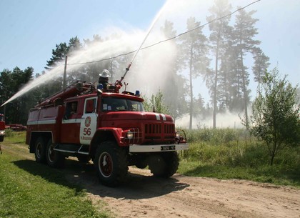 На Харьковщине тушили лесной пожар и спасали людей (ФОТО)