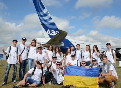 Студенты из Харькова и Киева посетили крупнейший авиасалон Farnborough (ФОТО)