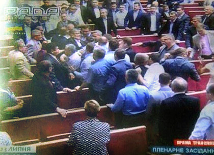 Драка в Верховной Раде: Симоненко досталось от «свободовцев» (ФОТО)