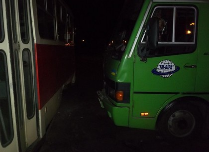 В центре Харькова маршрутка врезалась в трамвай. Пострадали четыре человека (ФОТО)