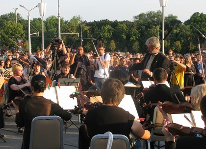 На площади Свободы оркестр сыграл в память о погибших пассажирах Boeing 777 (ФОТО)