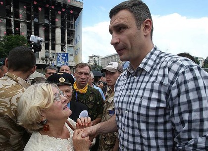 Активисты отстраивают разрушенные баррикады, Кличко вышел на Майдан