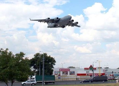 В Харькове приземлился самолет НАТО с помощью для военных (ФОТО)