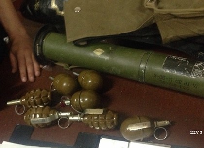 В Харькове задержали военных с гранатометом, дымовыми шашками и гранатами