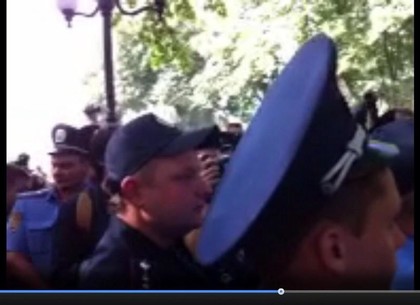 Аваковский милиционер назвал флаг Украины тряпкой (ФОТО)