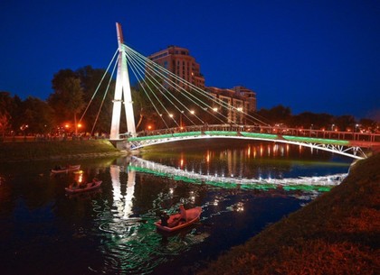 В Харькове мост засветился миллионом огней (ФОТО)