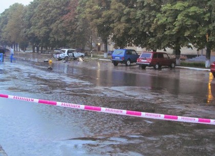 В Шостке взорвали де машины возле здания МВД и обстреляли военкомат (ФОТО, ВИДЕО)