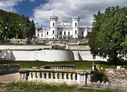 Замок в Шаровке собираются передать в аренду