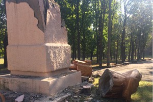 Мэрия Харькова просит проверить причастность руководства ХОГА к сносу памятников Ленину
