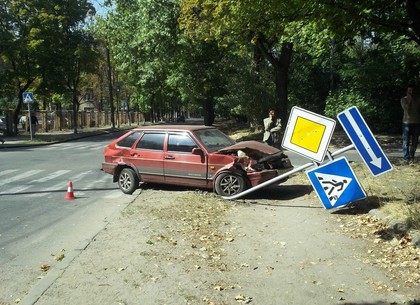 ДТП на ХТЗ: машина врезалась в дорожный знак (ФОТО)
