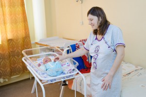 В Харькове роженицам из Донбасса вручили благотворительную помощь