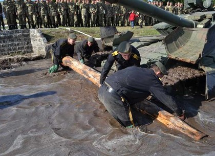 Харьковских военных учили забирать подбитые танки с поля боя (ФОТО)