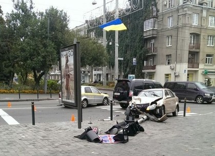ДТП на Сумской: одна из легковушек после столкновения снесла светофор (Дополнено, ФОТО)
