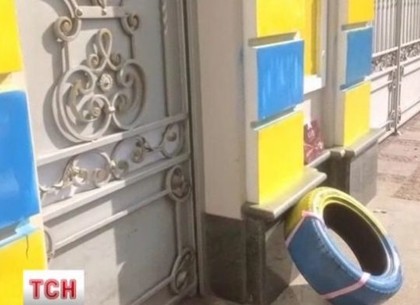 Милиция помешала активистам раскрасить забор у дома Порошенко в национальные цвета (ВИДЕО)