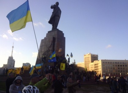 Вандалы на площади Свободы пытаются распилить памятник Ленину (Cтрим-трансляция)