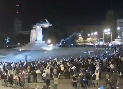 Памятник Ленину на площади Свободы снесен (ФОТО, ВИДЕО)