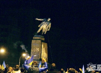 Депутаты горсовета помогут восстановить разрушенный памятник Ленину