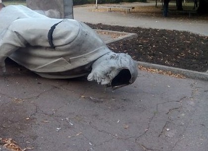Памятник Ленину свален ночью в Кривом Роге (ФОТО)