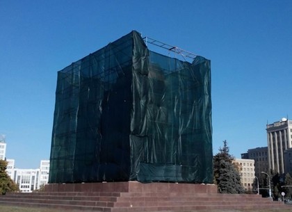 В Харькове создали группу экспертов, которые оценят повреждения памятника Ленину