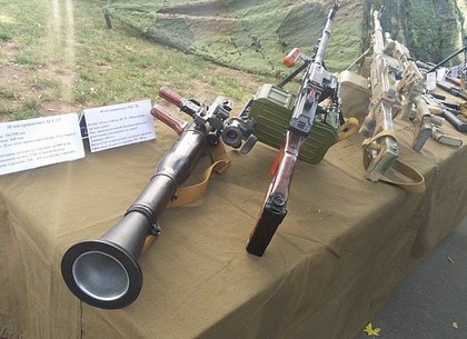 В Киеве продемонстрировали оружие и сухпайки солдат в зоне АТО (ФОТО)