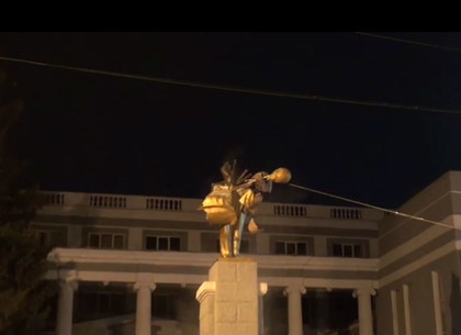 В Харькове снова разрушили памятники Ленину. Комментарии (ВИДЕО)