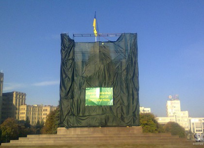 Над постаментом памятника Ленину развевается флаг Украины. Комментарий Терехова