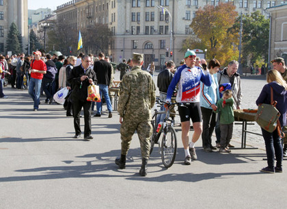 На площади Свободы харьковчанам показали современные пулеметы и БТРы (Дополнено, ФОТО)