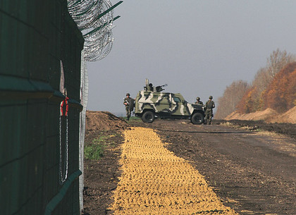 Яценюку под Харьковом показали кусок «Стены» между Украиной и Россией (ФОТО)