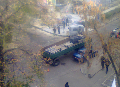 В центре Харькова грузовик столкнулся с легковушкой. Улица перекрыта