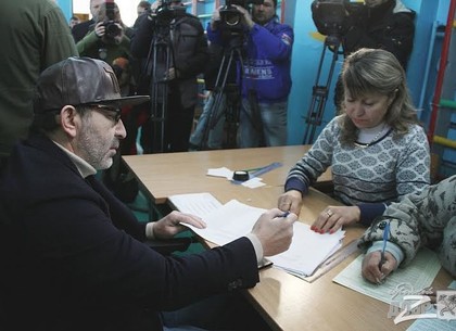 Городской голова Геннадий Кернес проголосовал на внеочередных парламентских выборах (ФОТО)