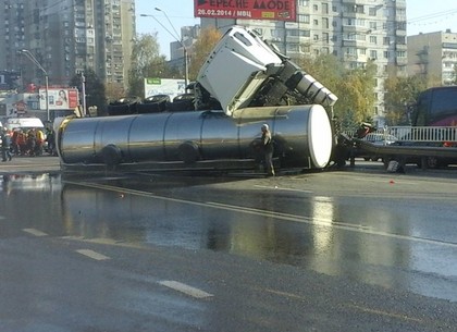 На проспект Победы в Киеве из фуры  вытекло 20 тонн масла (ФОТО, ВИДЕО)