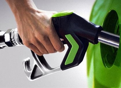 Бензин и дизтопливо подешевели: мониторинг цен по областям