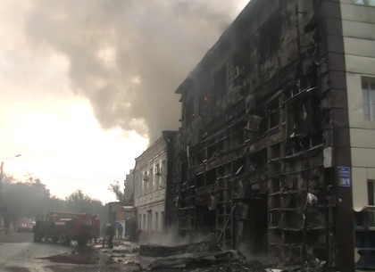 В Харькове сгорел трехэтажный офисный центр с автомойкой (ФОТО)