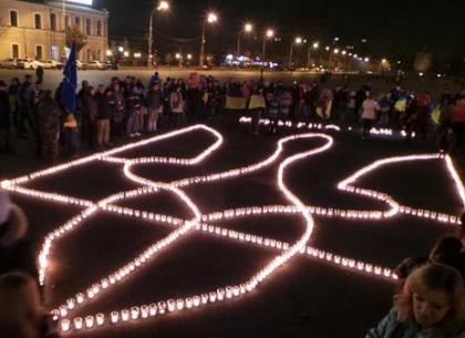 Герб из тысячи свечей, хоровод и гимн: акция «Украина – это я» в Харькове (ФОТО)