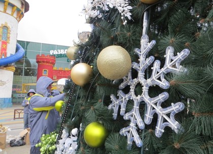 В парке Горького готовятся к установке елки (Дополнено афишей новогодних праздников)
