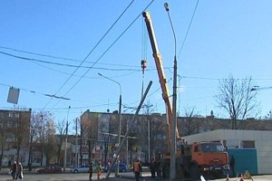 На Маршала Жукова начали обновлять троллейбусную контактную сеть