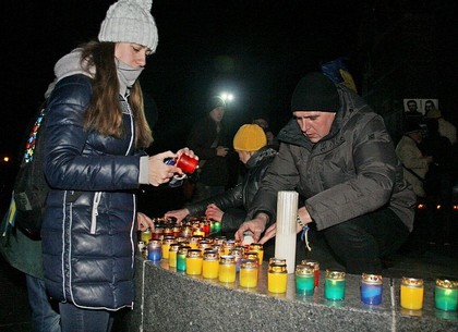 В Харькове отметили годовщину Евромайдана. Активисты развернули 100-метровый флаг Украины