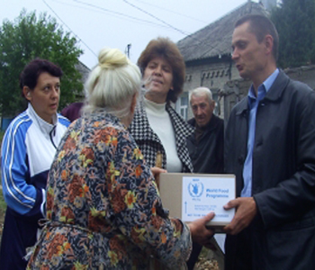 Переселенцы с Донбасса получают продуктовые ваучеры ООН