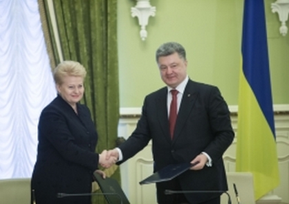 Литва начнет поставки вооружения в Украину – Порошенко
