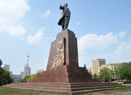 Суд признал незаконным распоряжение Балуты о сносе памятника Ленину