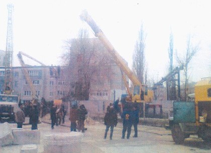 В Харькове КамАЗ снес опоры газопровода и теплотрассы: без тепла остались 10 домов