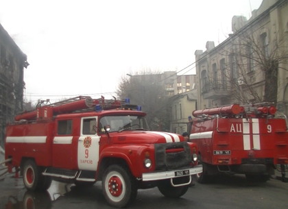 В Харькове из горящего дома спасатели вынесли инвалида