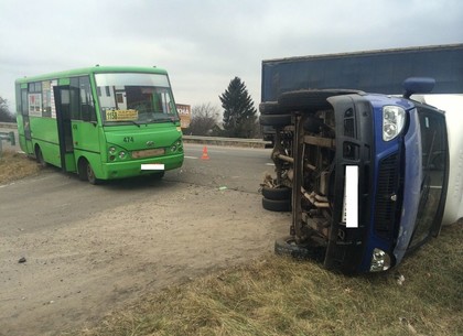 Под Харьковом столкнулись грузовик и маршрутный автобус: пострадали четыре человека (ФОТО)