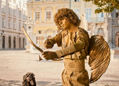 Всеукраинский фестиваль мимов: живые статуи и уличные актеры перезимуют в Харькове