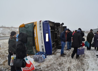 Автобус Харьков-Луганск перевернулся на скользкой трассе.  Десятки пострадавших (ФОТО)