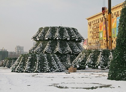 Установка новогодней елки в Харькове