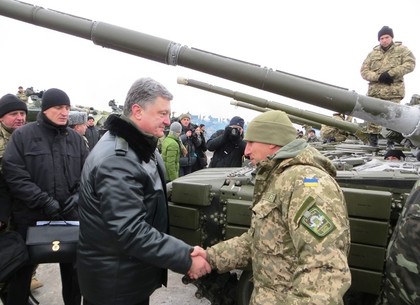 Порошенко в Чугуеве передал военным новые танки и вертолеты (ФОТО)