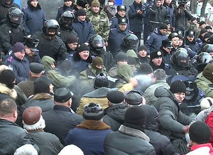 Активисты штурмовали Винницкий облсовет, есть пострадавшие
