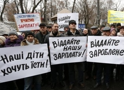 Митингующие бюджетники перекрыли улицу Грушевского, требуя зарплат